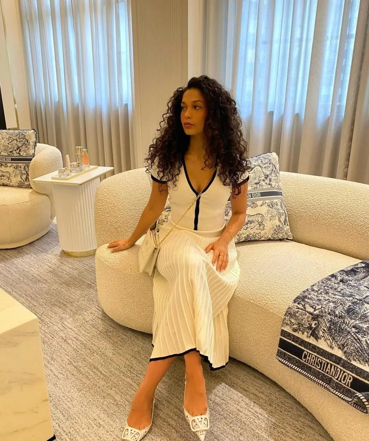 Minimalistisches Strick-Set aus Pullover und Rock mit Kontrastdetails