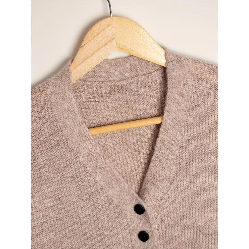 Gestuftes Strickkleid mit V-Ausschnitt und geschlitzter Knopfleiste