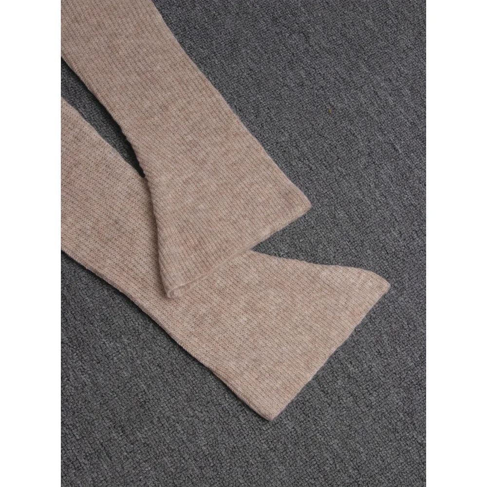 Gestuftes Strickkleid mit V-Ausschnitt und geschlitzter Knopfleiste