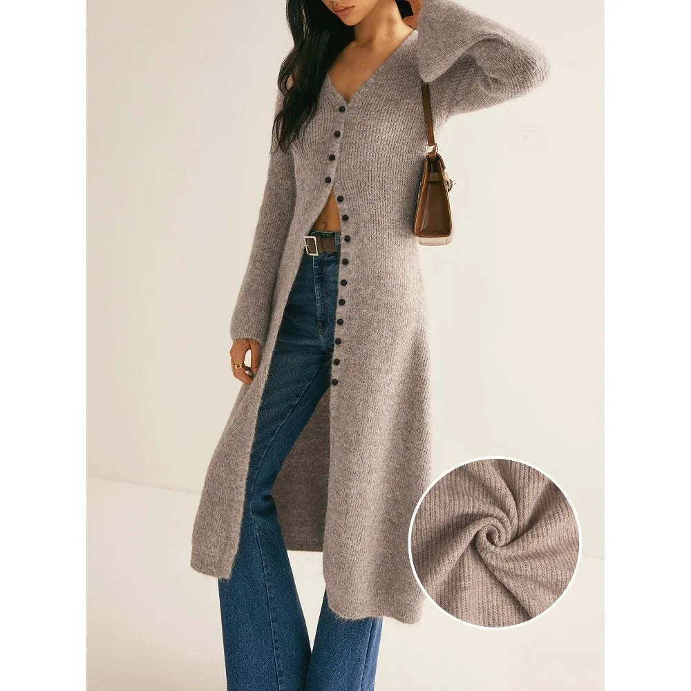 Gestuftes Strickkleid mit V-Ausschnitt und geschlitzter Knopfleiste